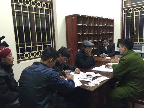 Các đối tượng đánh bạc tại cơ quan điều tra. Ảnh: H. Anh.