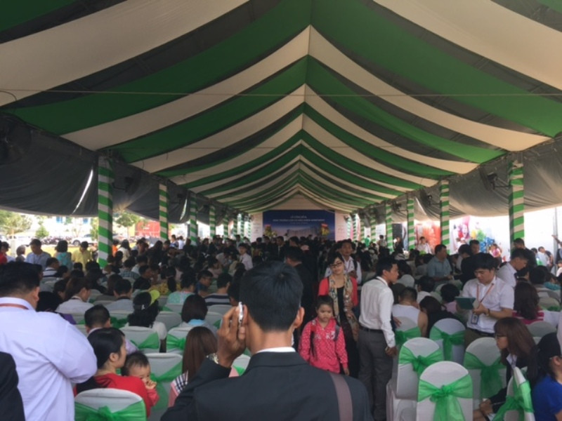 Khu vực công bố bán dự án chật kín khách hàng