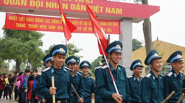 Tuổi trẻ Trung đoàn Tên lửa 284 (Sư đoàn 365, Quân chủng Phòng không - Không quân) và đơn vị kết nghĩa ra quân tu sửa đường giao thông nông thôn trên địa bàn đóng quân trong Tháng Thanh niên 2016