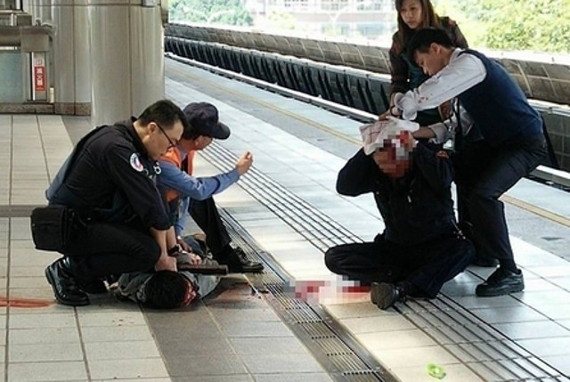 Một sĩ quan cảnh sát bị tấn công bằng dao hôm nay, 29/3.