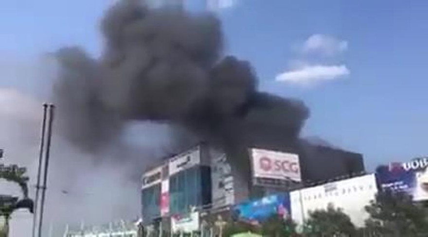 Cột khói do đốt lốp xe ô tô cũ.