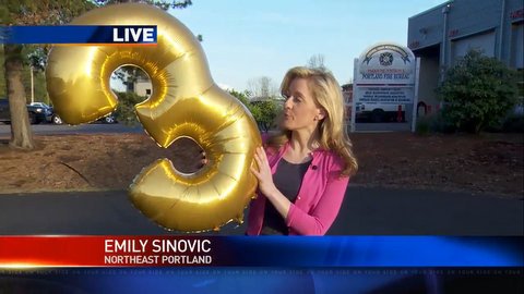 Hình ảnh phóng viên Katu-TV cầm một quả bóng bay tương tự với quả bóng đã khiến bé gái xấu số tử vong.