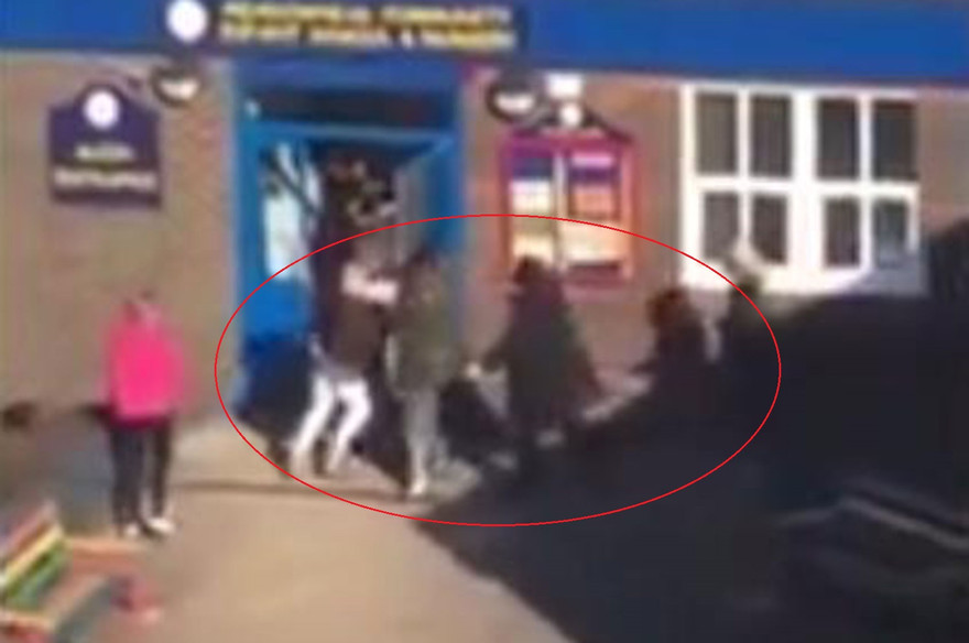 Một nhóm các bà mẹ bỉm sữa hỗn chiến trước cửa nhà trẻ. Ảnh cắt từ video