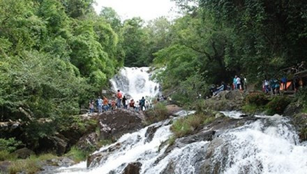 Thác nước tại khu du lịch Datanla.