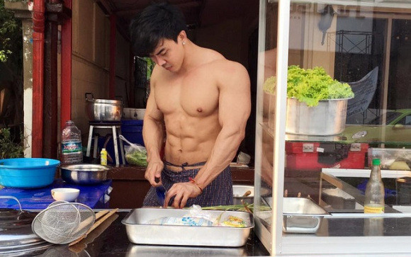 Hội trai đẹp bán... mì gây 'sốt' ở Thái Lan