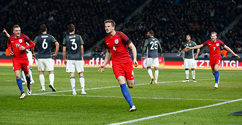 Bộ ba Kane (phải), Dier (giữa) và Vardy (trái) làm nên chiến thắng ý nghĩa cho "Tam Sư". Ảnh: Reuters.