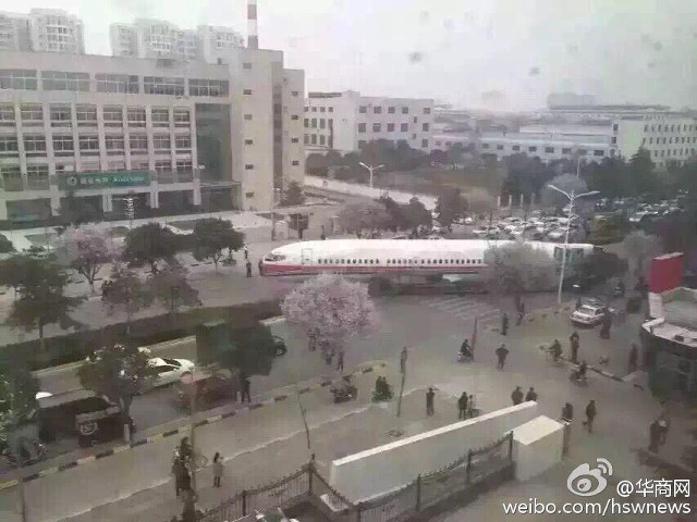 Tắc nghẽn giao thông vì ô tô hay xe máy đều đã trở thành hiện tượng quá bình thường ở Trung Quốc. Thế nhưng, có lẽ rất ít khi người dân nước này phải trải qua sự cố tắc đường vì… máy bay.