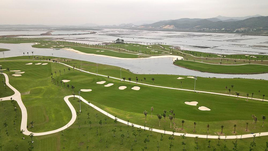 Sân Golf Tuần Châu ven biển tuyệt đẹp đánh được cả ngày lẫn đêm