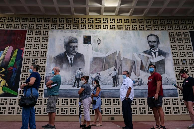 Cử tri đi bầu ở bang chiến địa Florida. Ảnh: Reuters