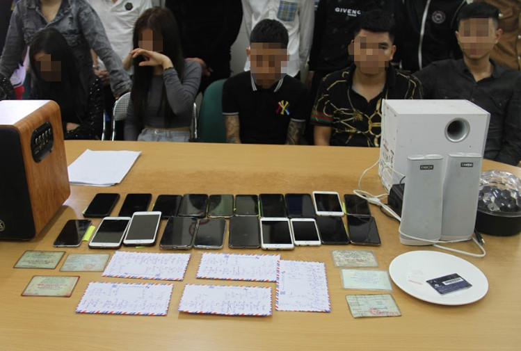 Nhóm thanh niên cùng tang vật tại cơ quan công an. Ảnh: Thanh Tuấn