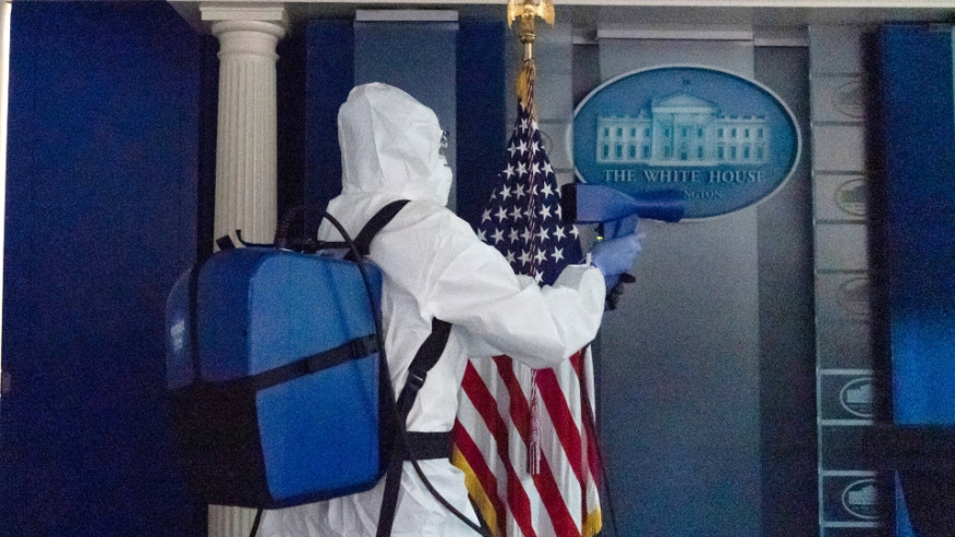 Nhà Trắng được khử trùng. Ảnh: AP