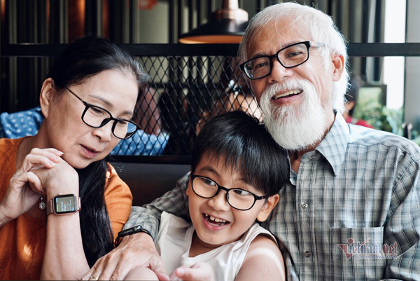 NSND Kim Xuân cùng ông xã và cháu.