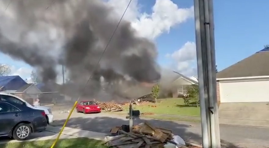 Vụ tai nạn khiến một ngôi nhà bốc cháy. Ảnh: Twitter