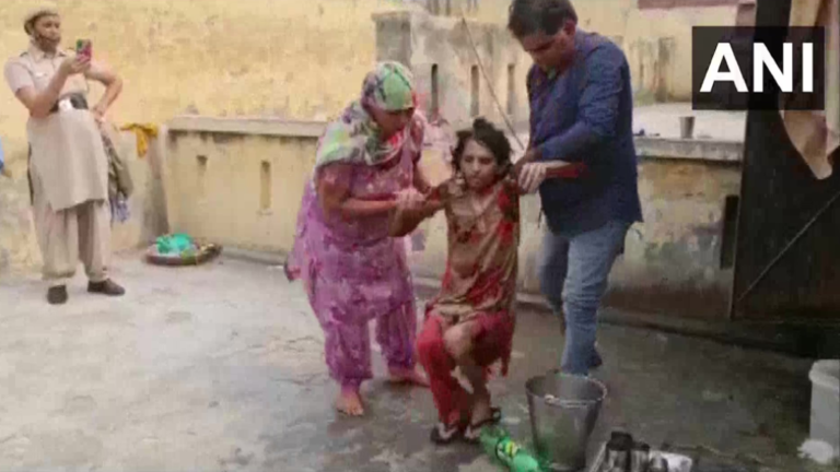 Người phụ nữ không thể tự đi khi được giải cứu. Ảnh: ANI