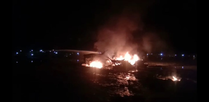 Xác tiêm kích Su-30MKI bốc cháy giữa cánh đồng. Ảnh: Twitter