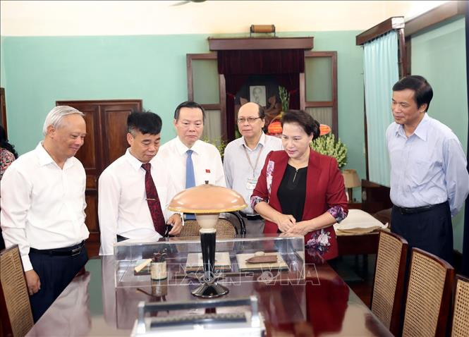 Chủ tịch Quốc hội Nguyễn Thị Kim Ngân tham quan và nghe giới thiệu không gian làm việc của Chủ tịch Hồ Chí Minh trong Nhà 67. Ảnh: Trọng Đức/TTXVN