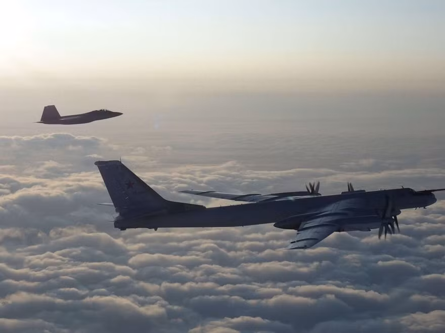 Hình ảnh do NORAD công bố cho thấy chiến đấu cơ Mỹ - Canada chạm trán Tu-95 Nga ngày 8/8. Ảnh: NORAD