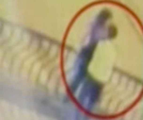 Maybeth và Hector thiệt mạng vì ngã từ cầu vượt xuống đất. 