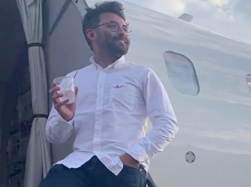 Vincent Peone vui sướng vì được đi "chuyên cơ". Ảnh: Twitter