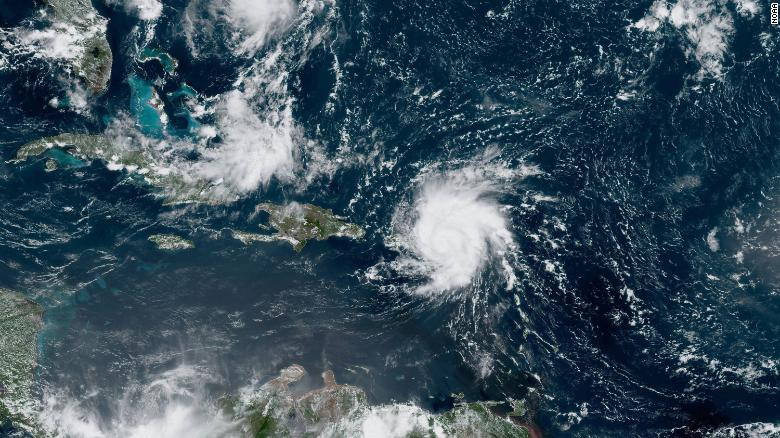 Ảnh vệ tinh bão Dorian. Ảnh: CNN