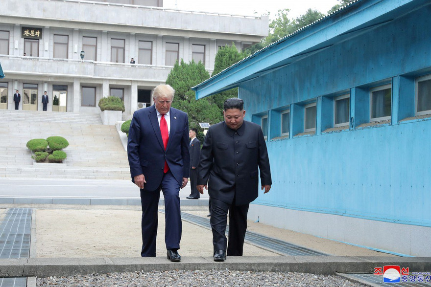 Hai ông Trump - Kim gặp nhau tại DMZ ngày 30/6. Ảnh: KCNA