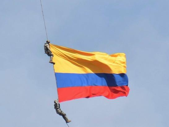 Hai quân nhân tử vong vì đứt cáp khi đang trình diễn đu dây. Ảnh: AP