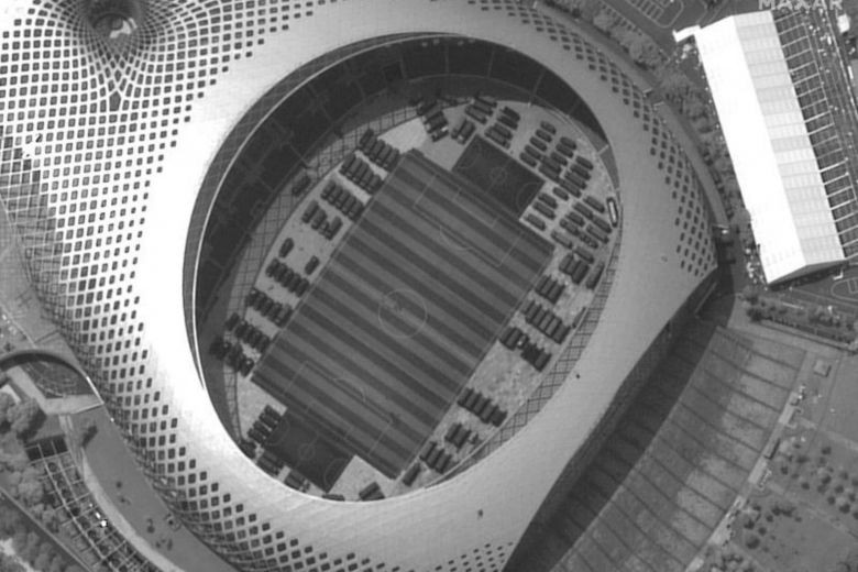 Ảnh vệ tinh hôm 12/8 cho thấy hàng trăm phương tiện giống xe bọc thép tập trung tại một sân vận động ở Thâm Quyến. Ảnh: Maxar's WorldView