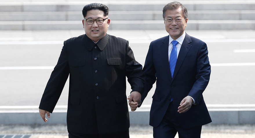 Tổng thống Hàn Quốc Moon Jae-in và Chủ tịch Triều Tiên Kim Jong-un gặp nhau tại DMZ. Ảnh: AP