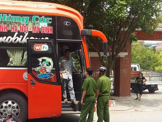 Lực lượng chức năng khống chế chiếc xe có hành vi lạng lách đánh võng. Ảnh: Otofun.