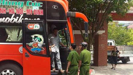 Chủ xe khách Nghệ An rút súng doạ đối thủ. Ảnh: OtoFun