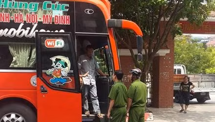 Chủ xe khách Nghệ An rút súng doạ đối thủ. Ảnh: OtoFun