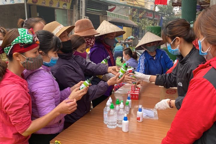 Nhiều điểm phát khẩu trang y tế, nước rửa tay khử trùng miễn phí được hình thành. Ảnh: F.X