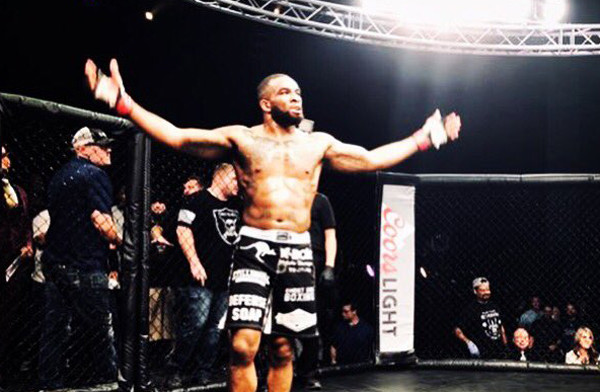 Tung tuyệt chiêu, võ sĩ MMA làm gãy tay đối thủ