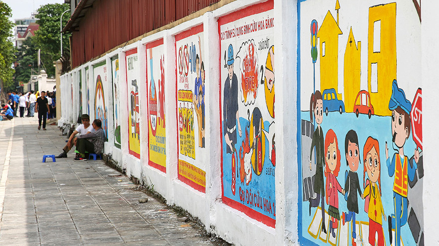 Biến những bức tường cũ nát trong khu dân cư thành con phố tranh