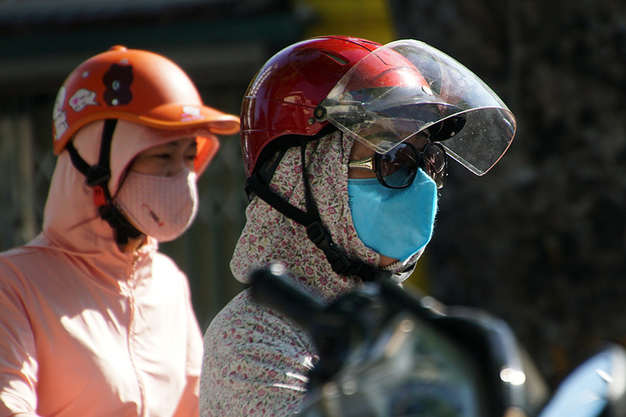 Người dân Hà Nội chật vật trong ngày nắng 'đổ lửa' từ sáng sớm