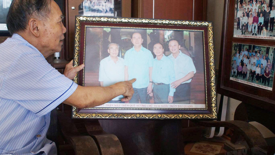 Thầy Lê Kim Toàn hổi tưởng về học sinh ưu tú của mình. Ảnh: Thanh Huyền