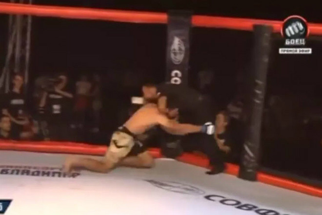 Võ sĩ MMA điên loạn tấn công trọng tài vì tưởng nhầm là đối thủ