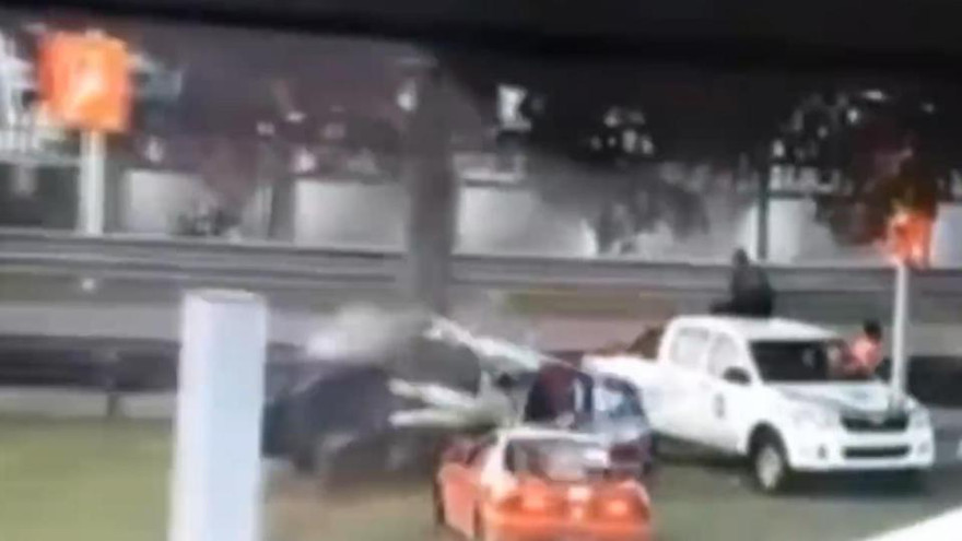 Văng khỏi xe như phim hành động, tay đua nữ thoát chết thần kỳ 