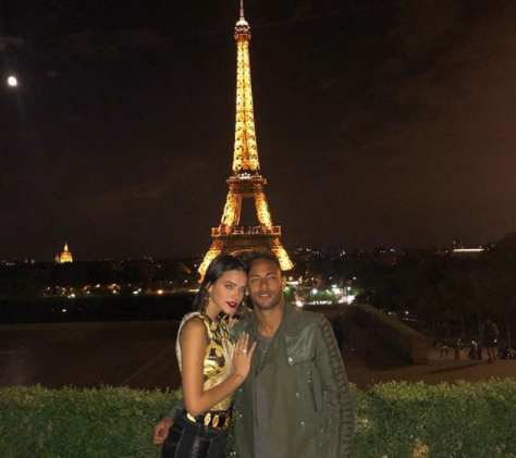 Bạn gái Neymar trổ tài chơi bóng khiến fan thích thú