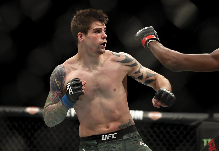 Bị ép cân, võ sĩ UFC chờ ngày quyết đấu chỉ để…ăn pizza