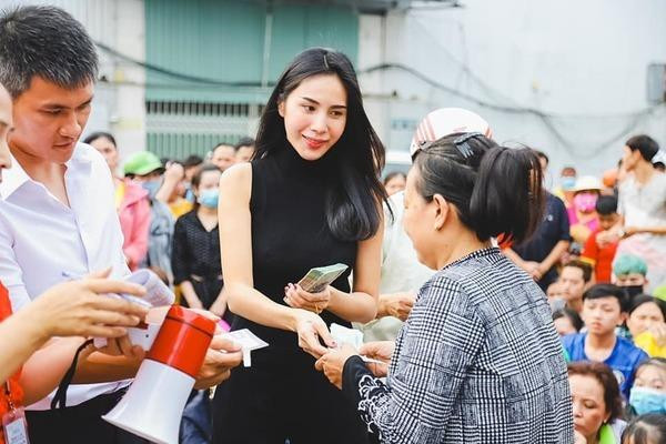 Hình ảnh làm từ thiện của vợ chồng ca sỹ Thuỷ Tiên - Công Vinh.