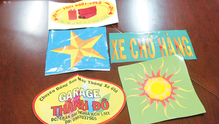 Những chiếc logo được các đối tượng bán cho tài xế nhằm vượt mặt cơ quan chức năng.