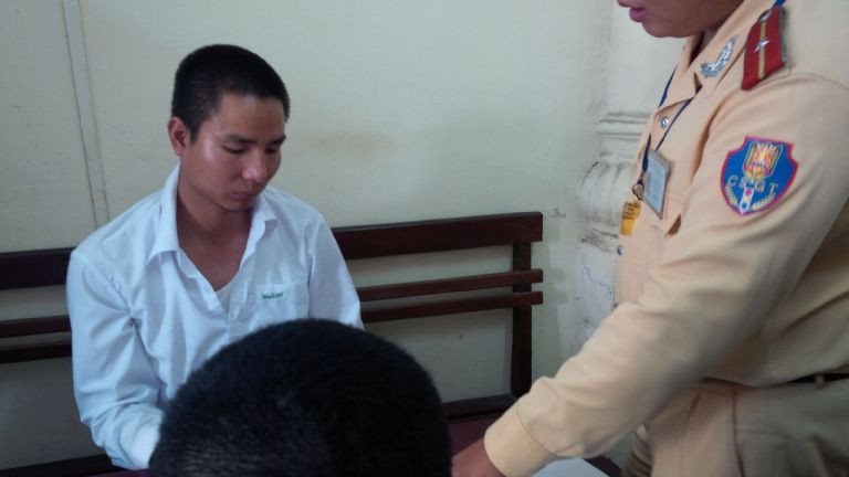 Tài xế Dũng tại trụ sở Công an phường Trần Hưng Đạo. Ảnh: M.Đ