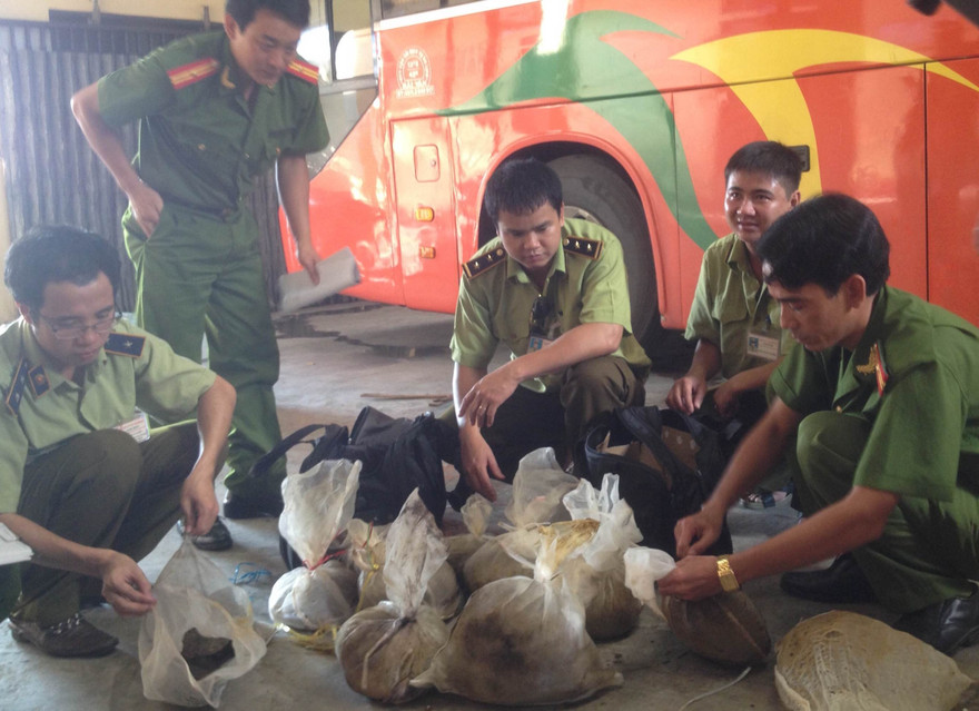 Số tê tê, lòng lợn cơ quan chức năng thu giữ. Ảnh: MĐ