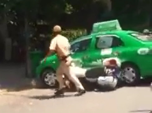 Chiếc taxi do tài xế Dũng điều khiển chèn cả lên xe "bồ câu" của CSGT. Ảnh cắt từ clip.