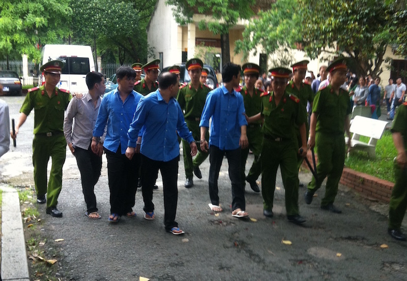 Các bị cáo sau phiên tòa chiều 29/6. Ảnh: Tân Châu