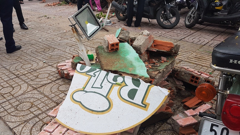 Mảng tường sập xuống đường.