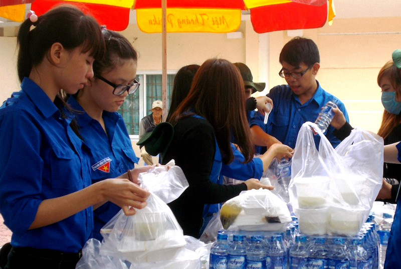 Sinh viên tình nguyện sẽ tích cực hỗ trợ thí sinh.