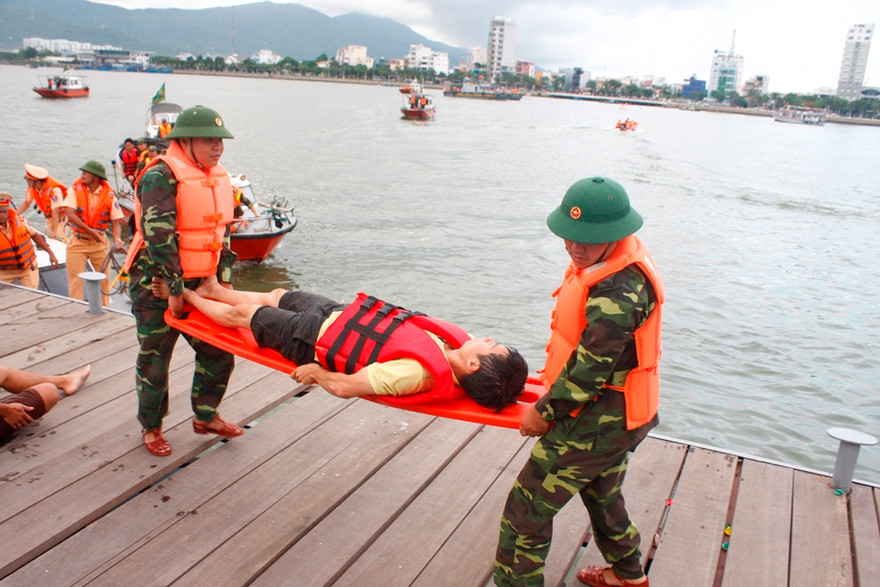 Diễn tập tìm kiếm cứu nạn trên sông Hàn