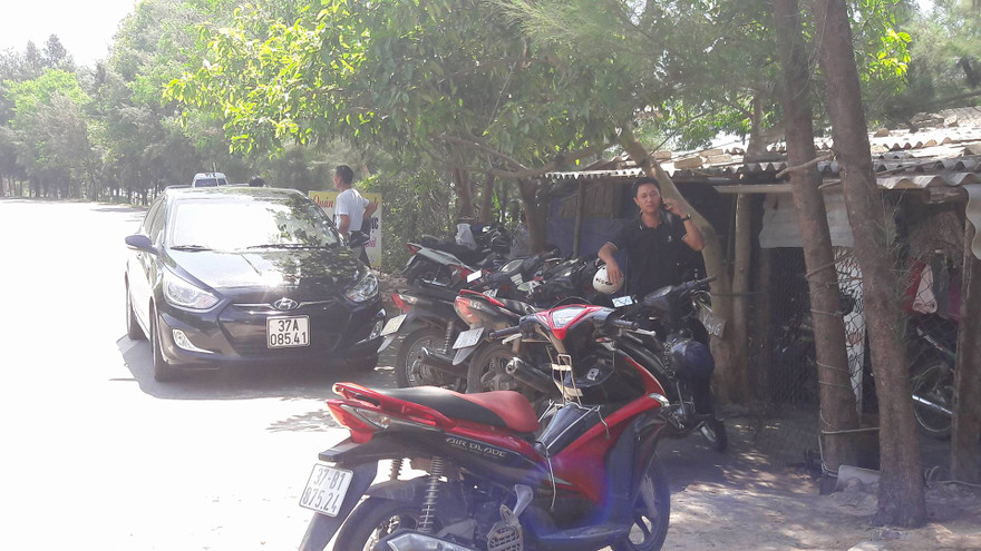 Người dân tập trung tại một quán nước ven đường đợi chờ tàu cứu hộ đưa phi công Cường cập bến.